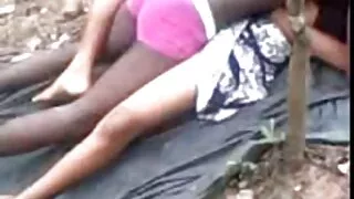त्यो मानिसले आफ्नो लेगिंग्स बन्द गरे र केटी से से