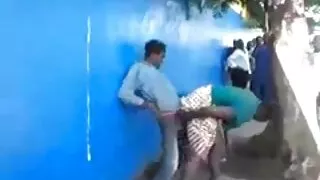 आफ्नो बोसो कुखुरा संग, उहाँले एक गीला केटी गडबड