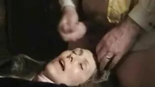 चासो संग एक मानिस आफ्नो कुखुरा संग shmata गधा नियन्त्रण