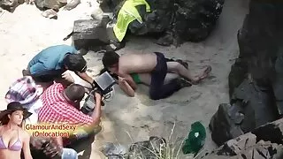 मान्छे जवान मुख र बिल्ली मा एक राम्रो केटी