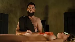 सुन्दर श्यामा संग दुई हात बिल्ली