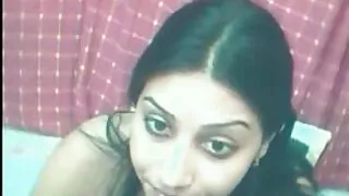 एक सानो कुखुरा संग एक पिक ट्रक एक कोरियाली महिला बन्द गरे र उहाँलाई खुसी