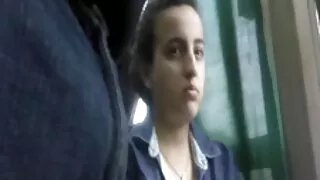 मान्छे संग ब्रिसल्स द्वारा आकर्षित गोरा स्तन