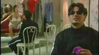 यो दूरी बिल्ली को एक आबनूस केटी सम्मिलित को कुखुरा अधिकतम गर्न