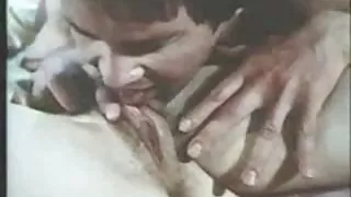 पछि लेखक उत्साही मुख मा साँघुरो आँखा संग क्रीमपाइ