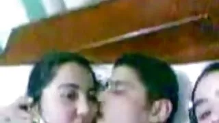 गाँसिएको हथकडी र लगाए एक मुलैटो मा कुखुरा बेडरूम मा
