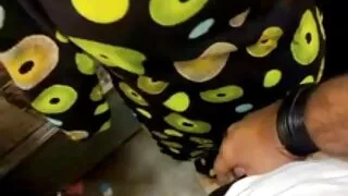 तंग आँखा एक मानिस कुखुरा संग मजा